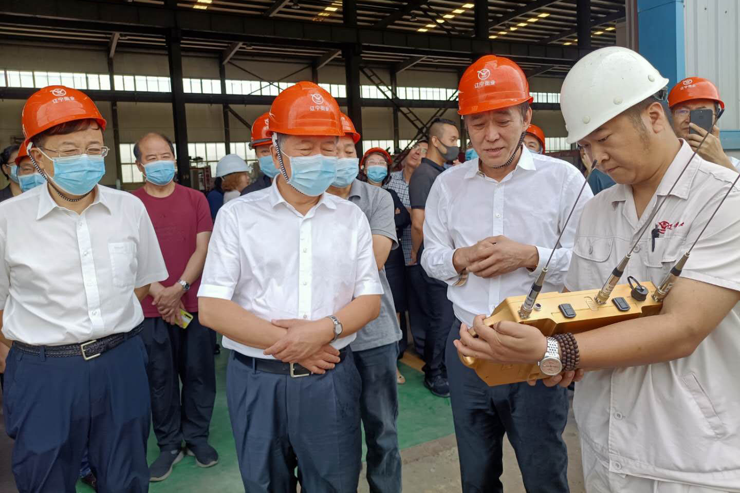 鞍山市人大常委会到乐虎lehu专用汽车公司视察事情